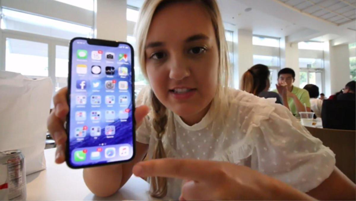 Con đăng video iPhone X lên mạng khoe, cha bị Apple cho nghỉ việc Ảnh 1