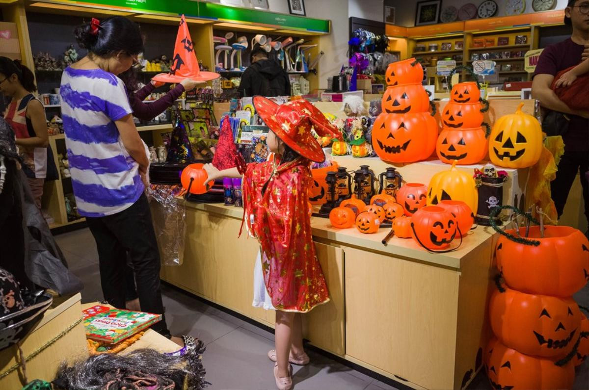 Sài Gòn tràn ngập không khí Halloween, không đến chụp hình thật phí! Ảnh 13