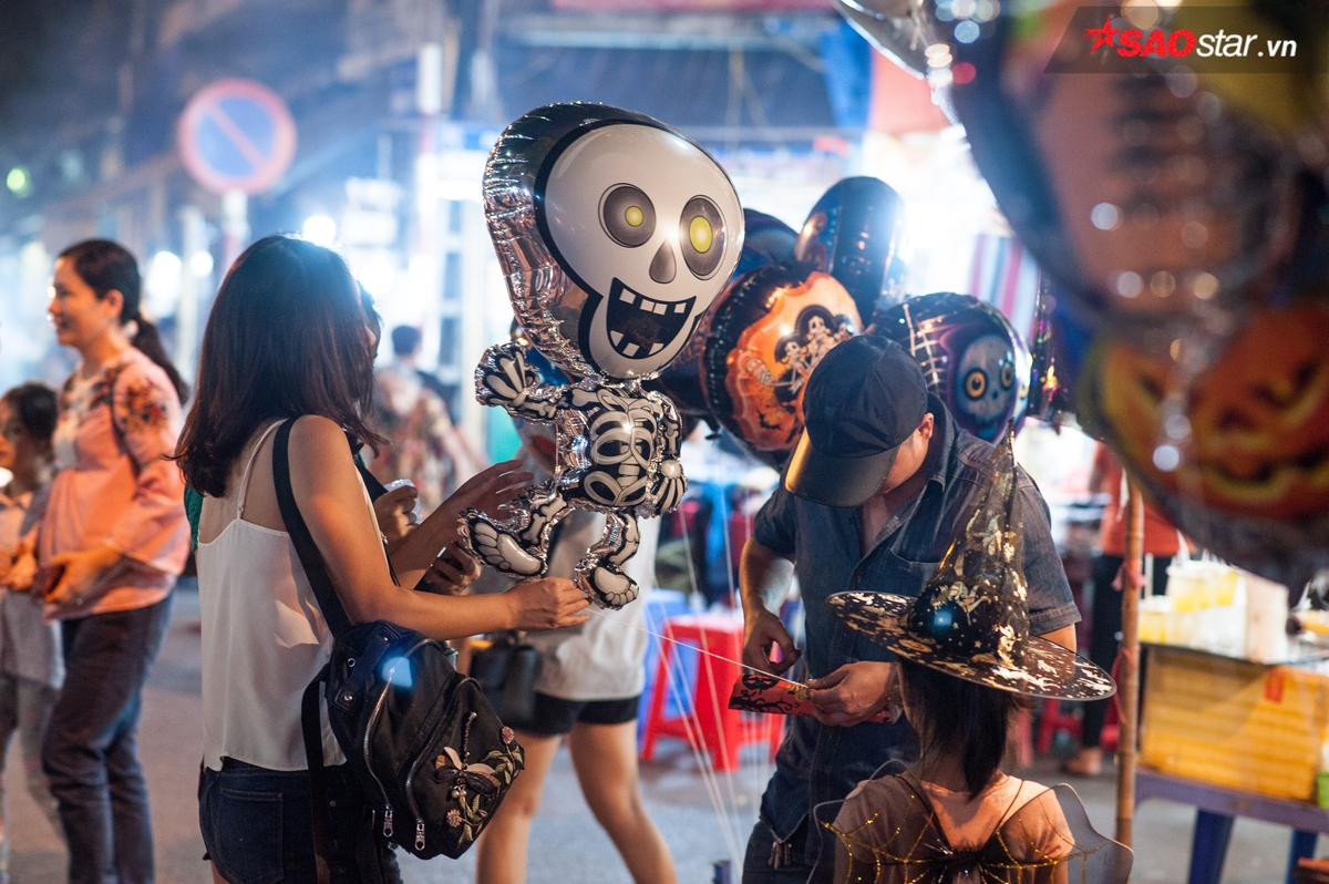 Người Hà Nội kéo nhau lên Hàng Mã, sắm đồ kinh dị diện chơi Halloween Ảnh 3