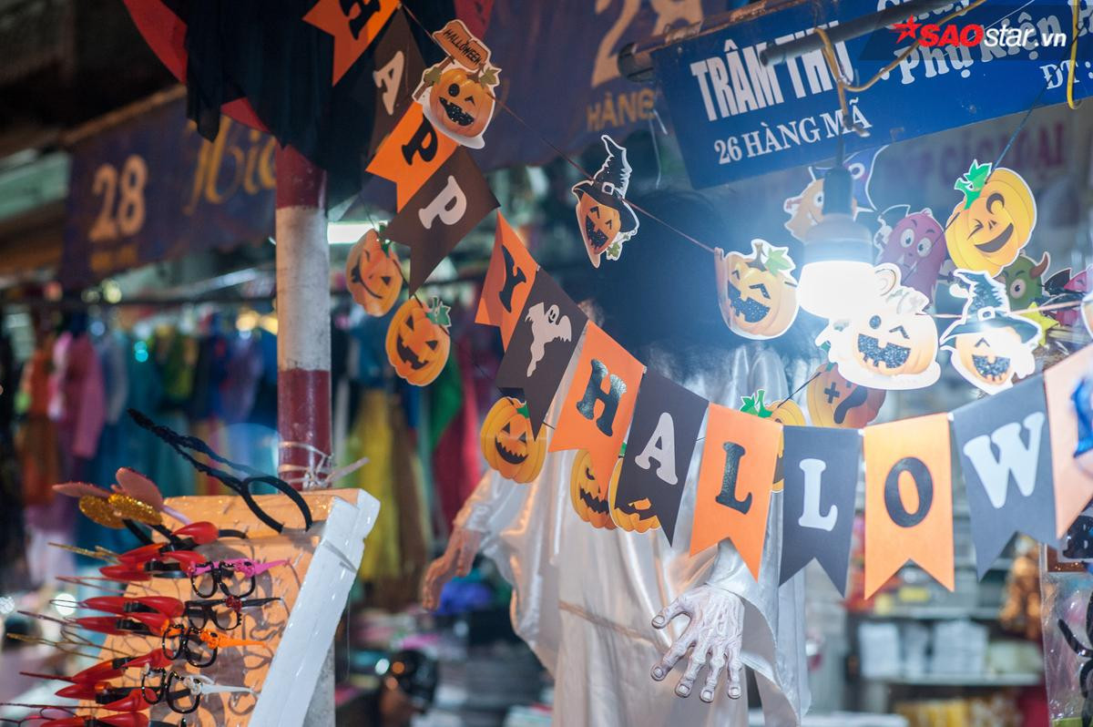 Người Hà Nội kéo nhau lên Hàng Mã, sắm đồ kinh dị diện chơi Halloween Ảnh 5