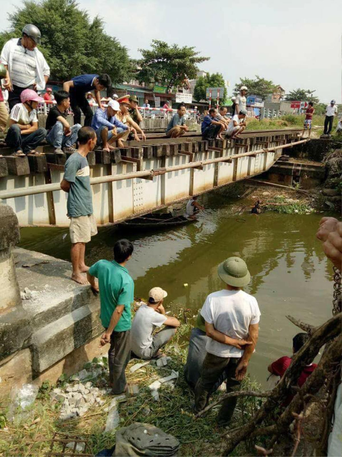 Mẹ và con gái 3 tuổi tử vong thương tâm sau va chạm với tàu hỏa Ảnh 2