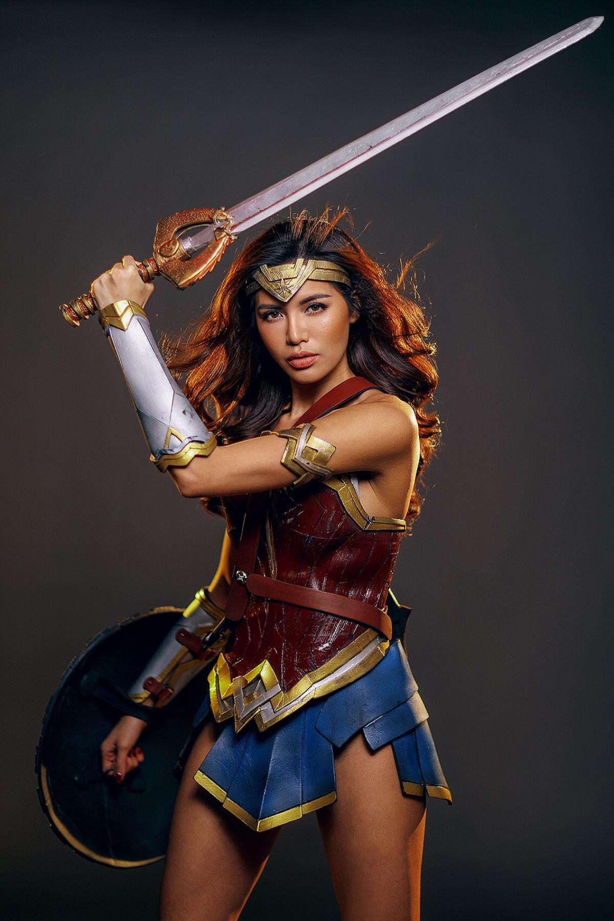 Hâm mộ Gal Gadot, Minh Tú hóa thân thành Wonder Woman Ảnh 2