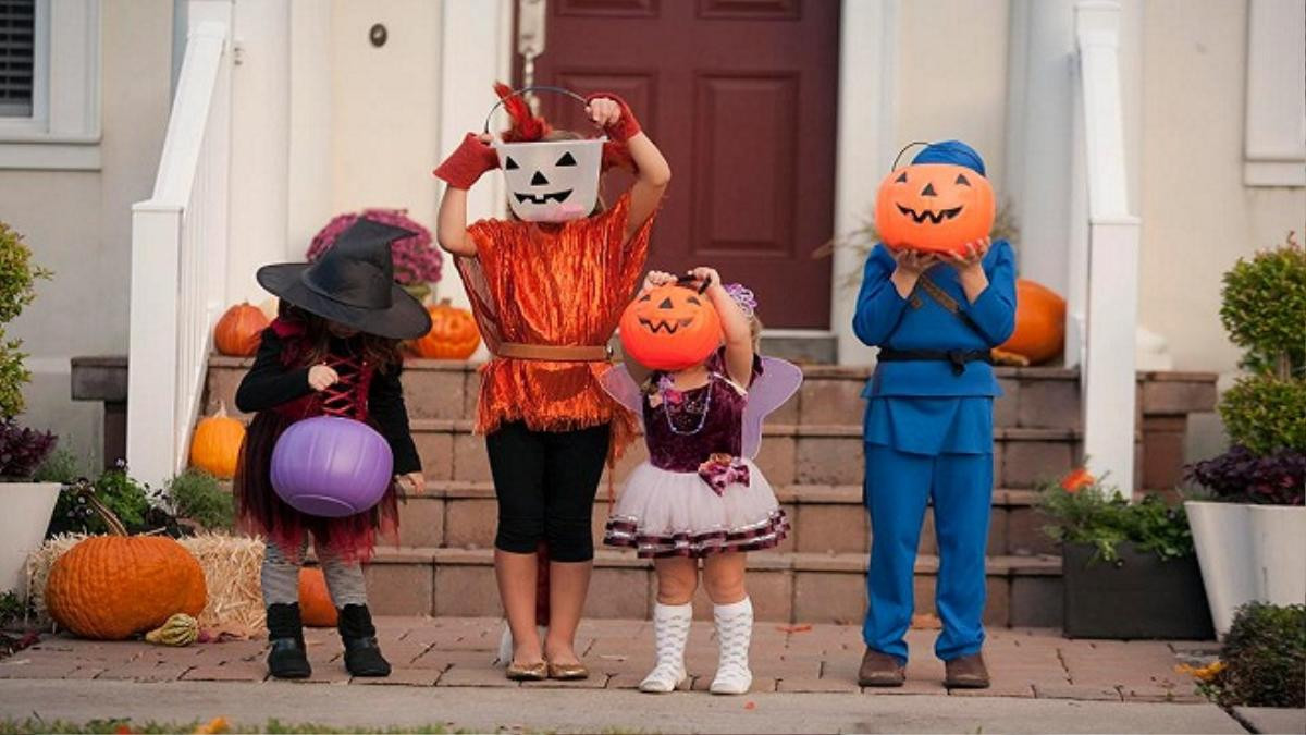 'Cho kẹo hay bị ghẹo' - trò nghịch ngợm của lũ trẻ đêm Halloween Ảnh 1