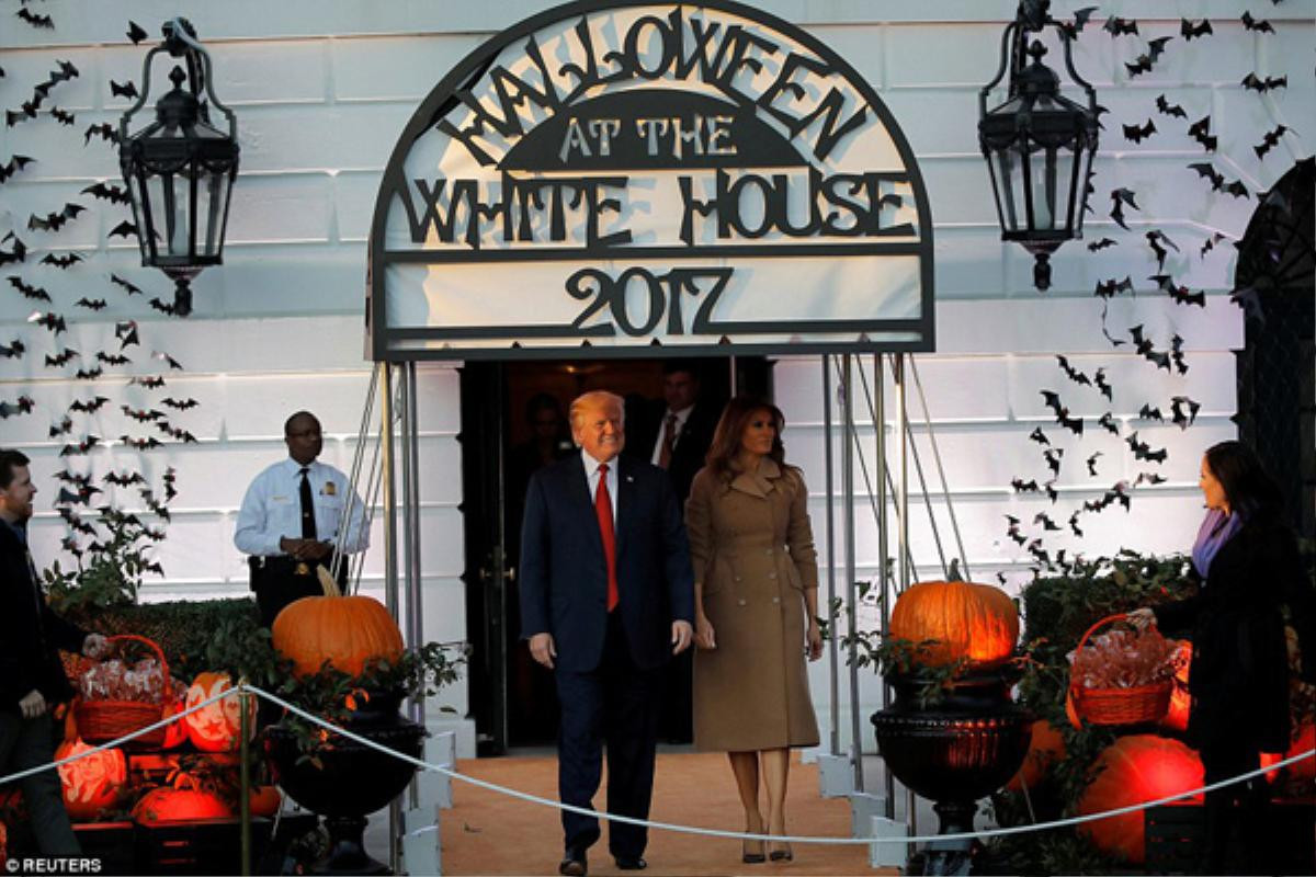 Năm đầu tiên ở Nhà Trắng, vợ chồng Tổng thống Trump đón Halloween như thế nào? Ảnh 1