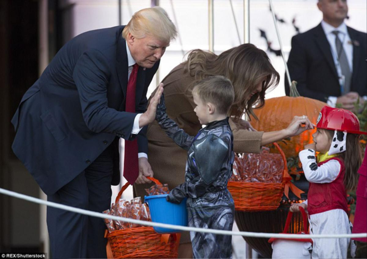 Năm đầu tiên ở Nhà Trắng, vợ chồng Tổng thống Trump đón Halloween như thế nào? Ảnh 8