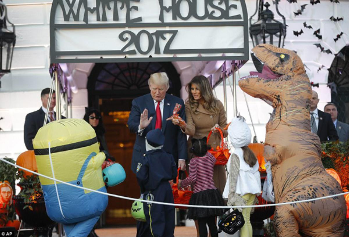 Năm đầu tiên ở Nhà Trắng, vợ chồng Tổng thống Trump đón Halloween như thế nào? Ảnh 9