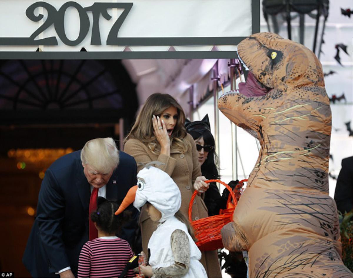 Năm đầu tiên ở Nhà Trắng, vợ chồng Tổng thống Trump đón Halloween như thế nào? Ảnh 2