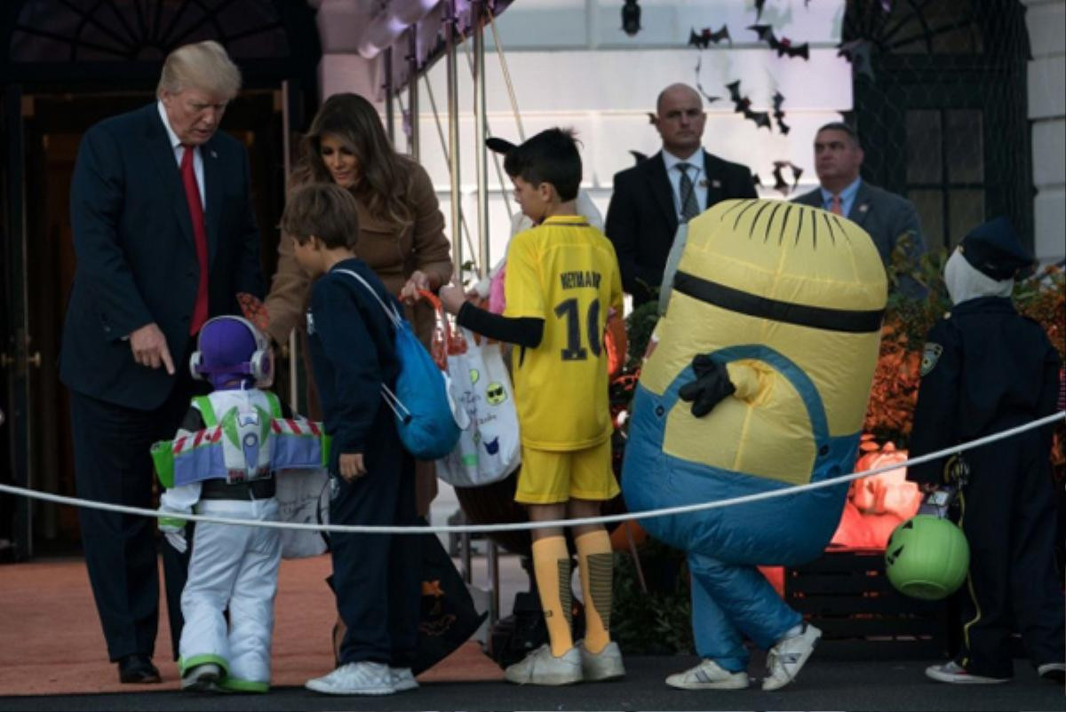 Năm đầu tiên ở Nhà Trắng, vợ chồng Tổng thống Trump đón Halloween như thế nào? Ảnh 13