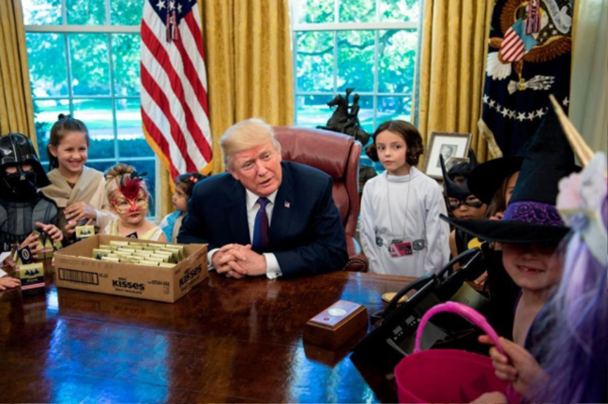 Năm đầu tiên ở Nhà Trắng, vợ chồng Tổng thống Trump đón Halloween như thế nào? Ảnh 15