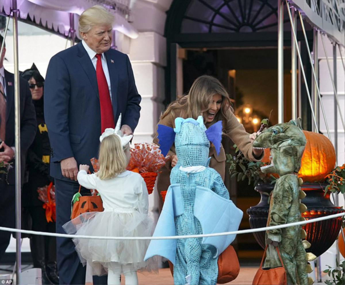 Năm đầu tiên ở Nhà Trắng, vợ chồng Tổng thống Trump đón Halloween như thế nào? Ảnh 3