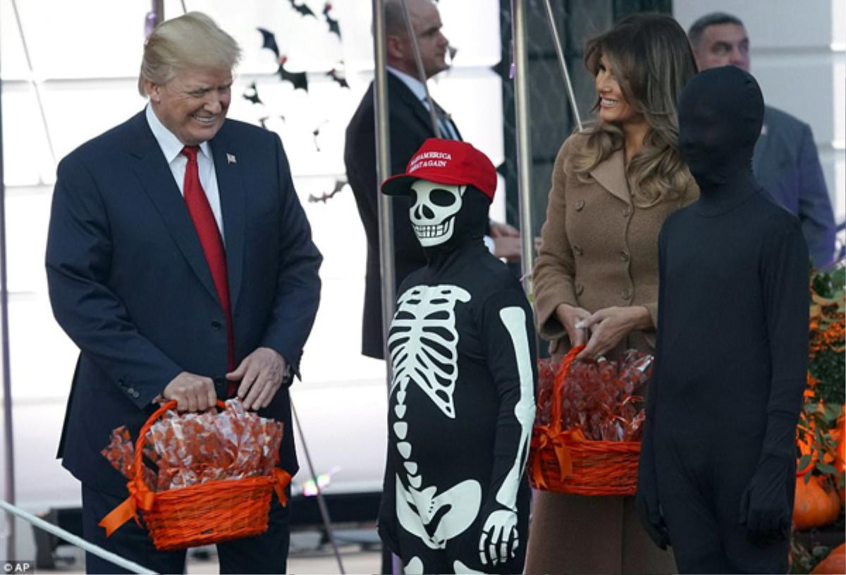 Năm đầu tiên ở Nhà Trắng, vợ chồng Tổng thống Trump đón Halloween như thế nào? Ảnh 4