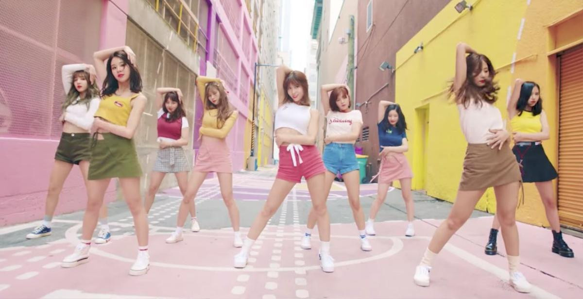 Không 'công phá' các BXH quốc tế, MV mới của TWICE tăng view 'ngùn ngụt' Ảnh 6