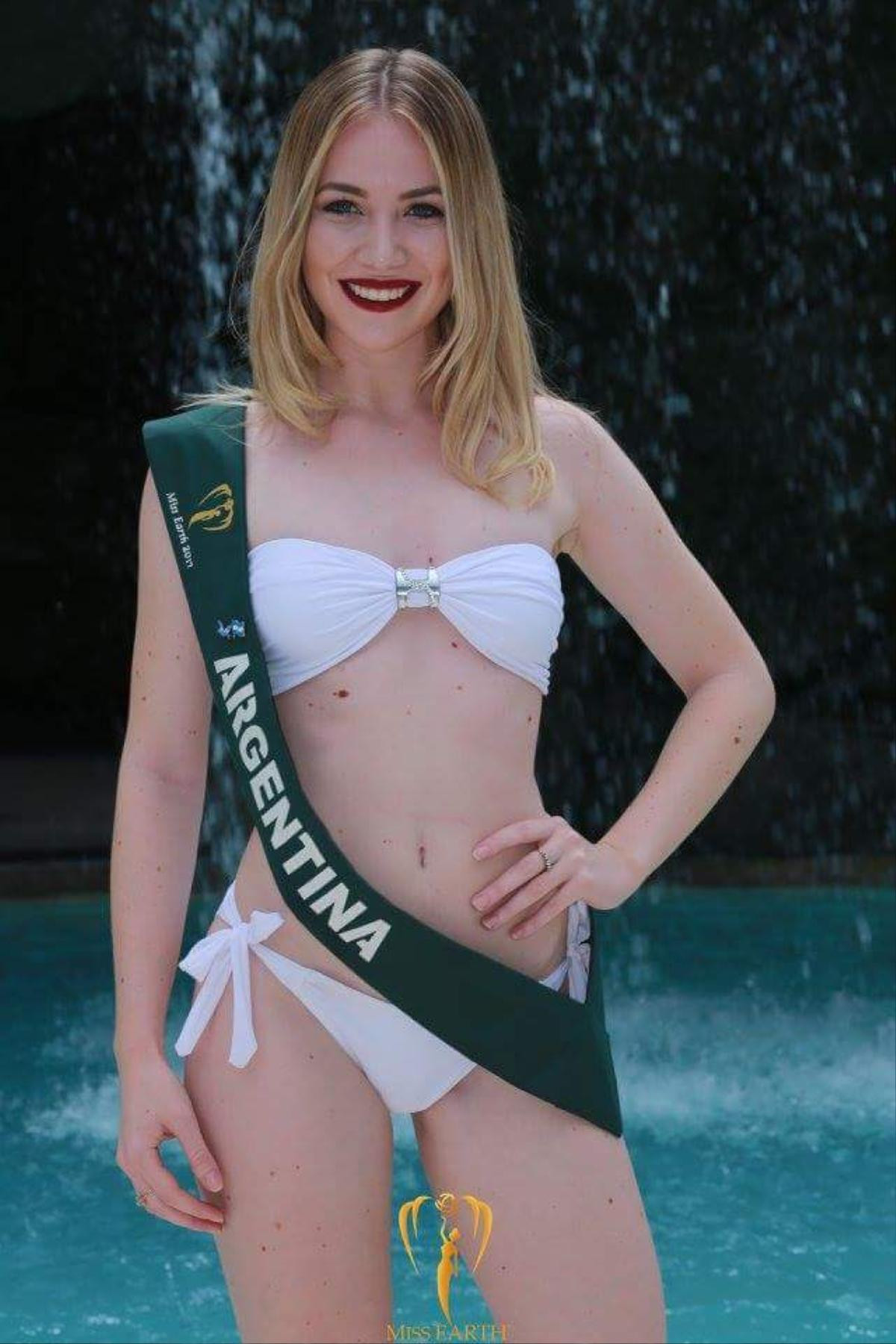 Đối thủ của Hà Thu ở Miss Earth 2017 diện bikini lộ hình thể ngấn mỡ Ảnh 1