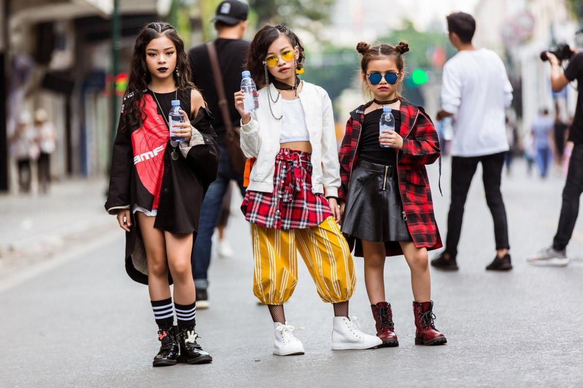 Dàn mẫu nhí lên đồ, tạo dáng 'cực ngầu' chiếm sóng 'The Best Street Style' tại Hà Nội Ảnh 1