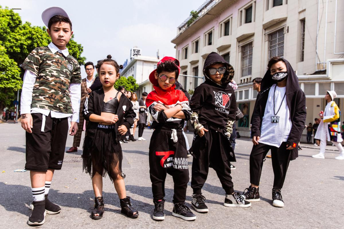 Dàn mẫu nhí lên đồ, tạo dáng 'cực ngầu' chiếm sóng 'The Best Street Style' tại Hà Nội Ảnh 4