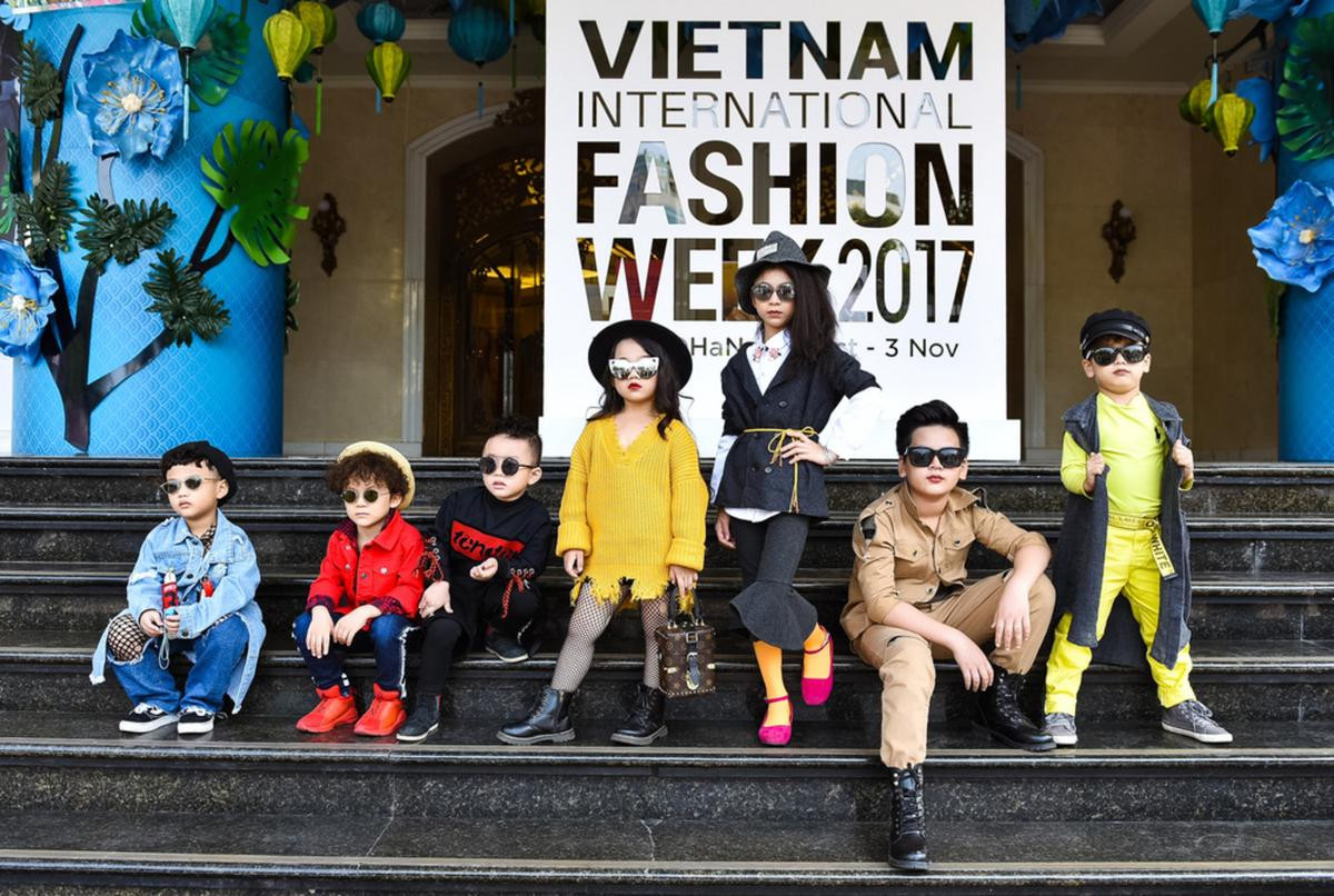 Dàn mẫu nhí lên đồ, tạo dáng 'cực ngầu' chiếm sóng 'The Best Street Style' tại Hà Nội Ảnh 9