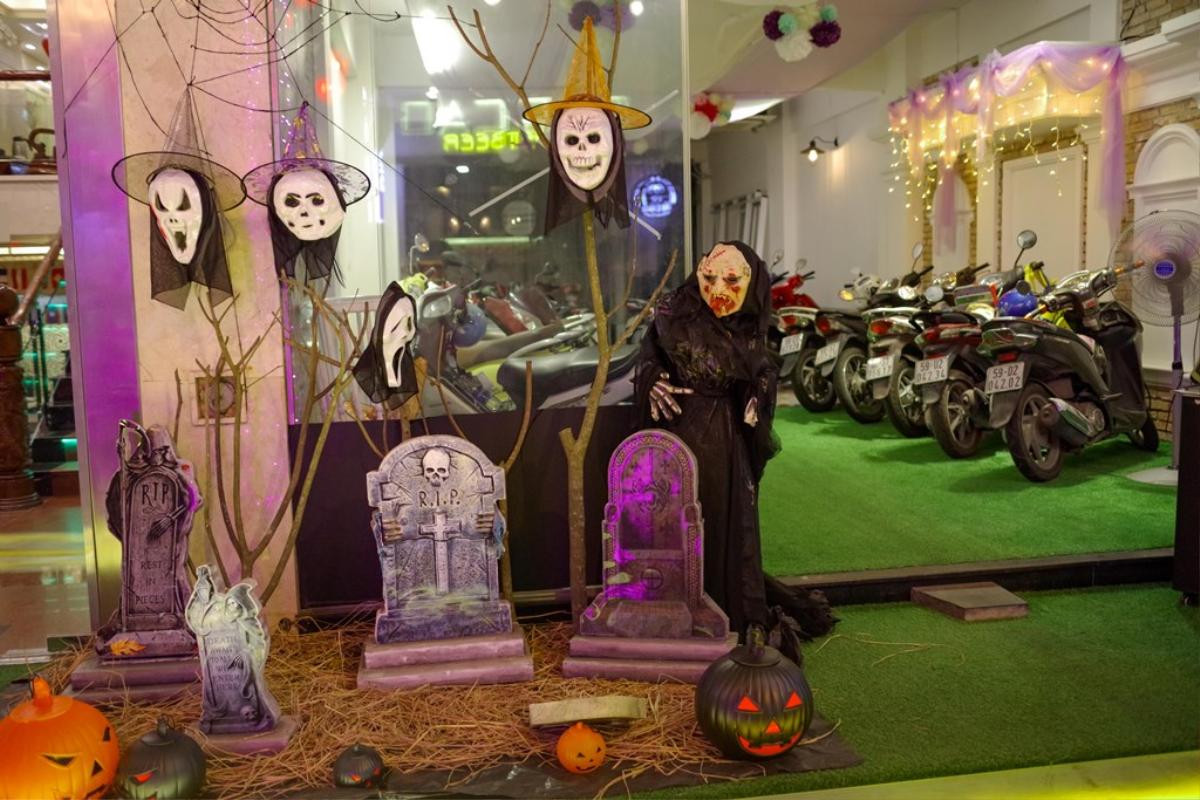 Nhiều 'thây ma' đổ ra đường chơi Halloween, phố đi bộ ở Sài Gòn kẹt cứng Ảnh 5