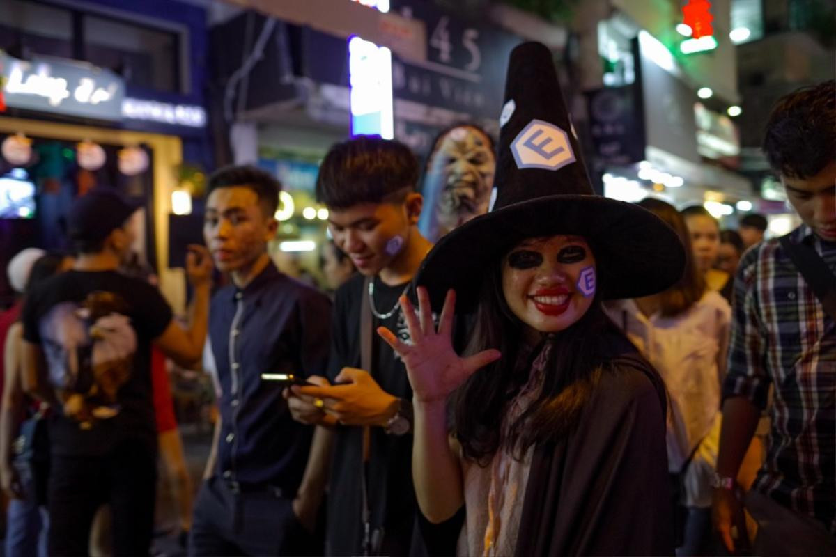 Nhiều 'thây ma' đổ ra đường chơi Halloween, phố đi bộ ở Sài Gòn kẹt cứng Ảnh 24