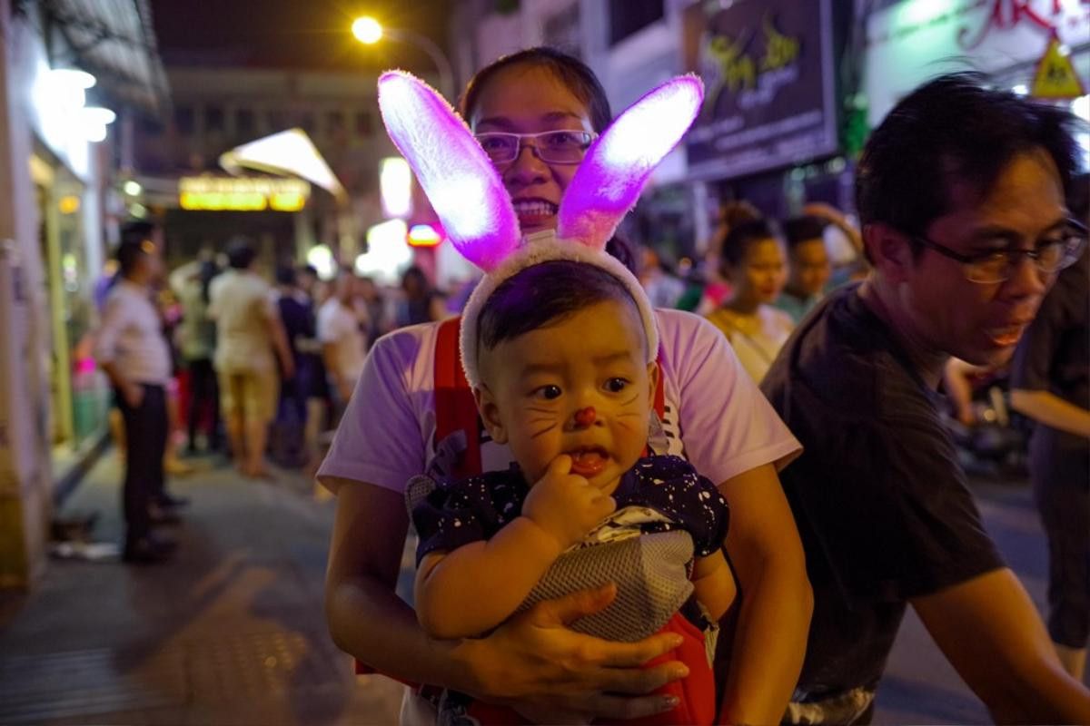 Nhiều 'thây ma' đổ ra đường chơi Halloween, phố đi bộ ở Sài Gòn kẹt cứng Ảnh 7