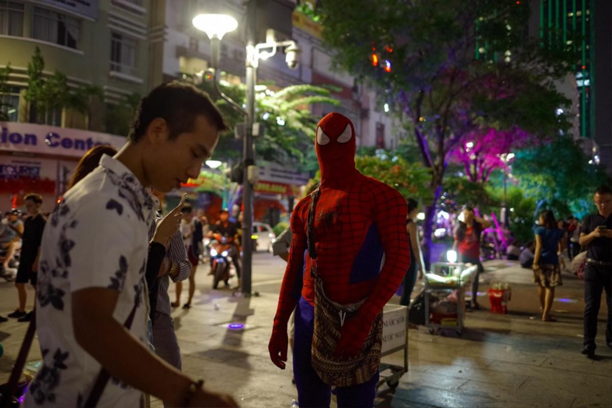 Nhiều 'thây ma' đổ ra đường chơi Halloween, phố đi bộ ở Sài Gòn kẹt cứng Ảnh 29