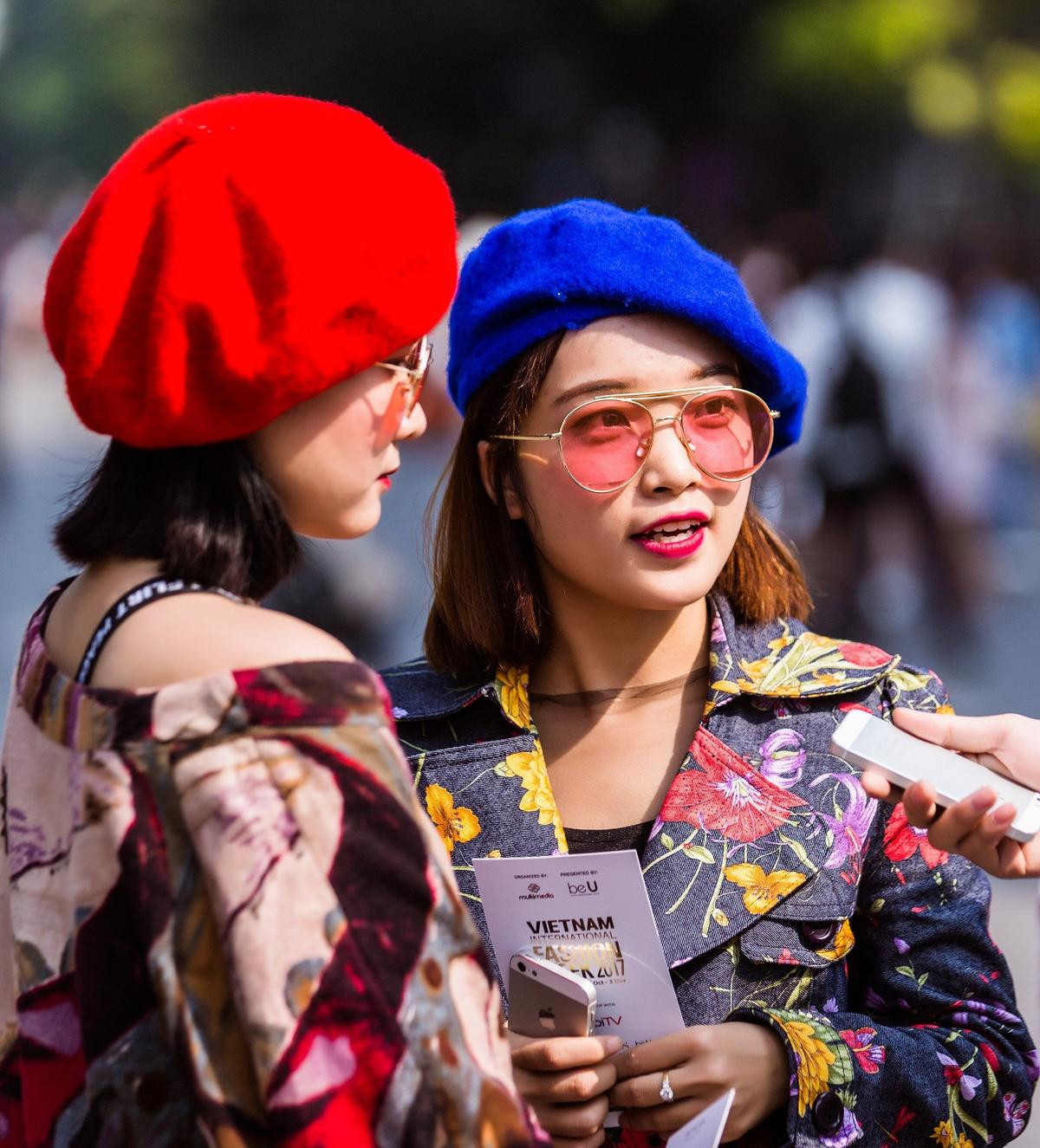 Mũ nồi sặc sỡ giống Chi Pu 'tấn công' sàn diễn street style Tuần lễ Thời trang Ảnh 4