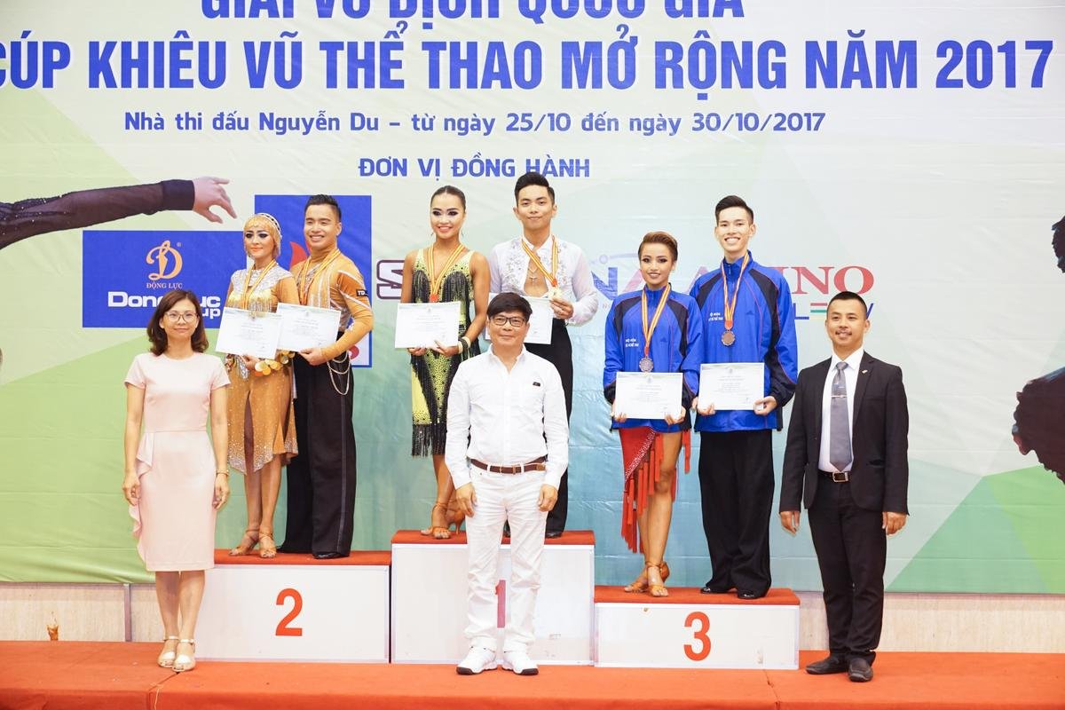 Phan Hiển hôn Khánh Thi ngay trên sàn đấu mừng chức vô địch thứ 9 liên tiếp Ảnh 9