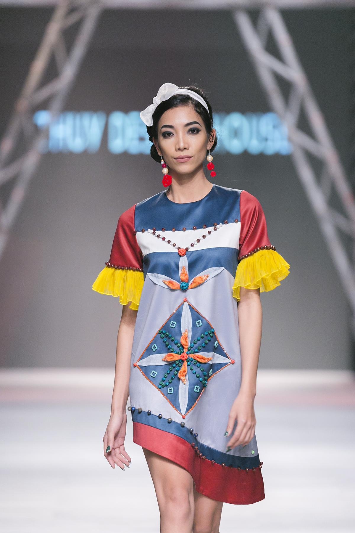 Ngô Thanh Vân hóa 'Cô Ba Sài Gòn' đăm chiêu, khó tính catwalk trên sàn diễn thu đông 2017 Ảnh 6