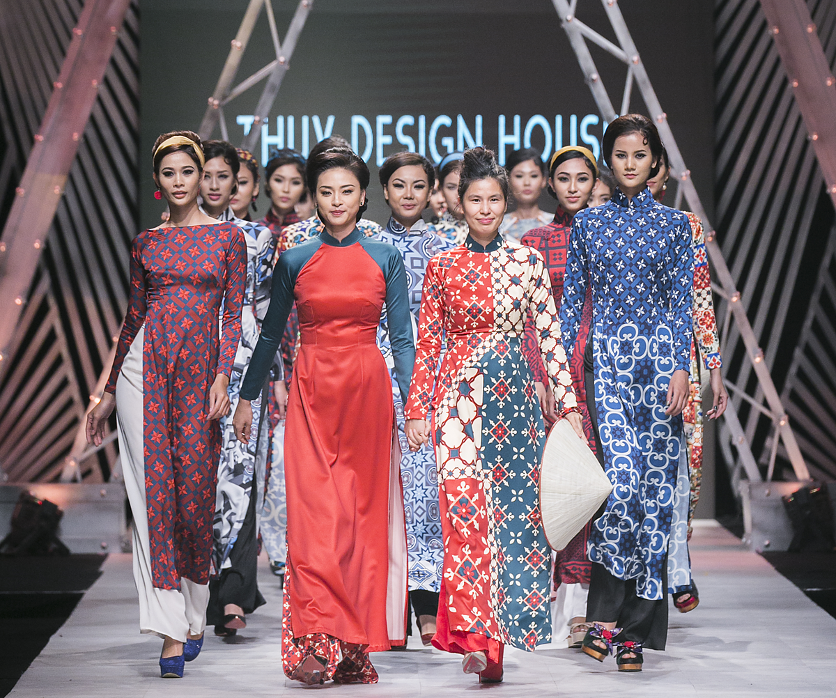 Ngô Thanh Vân hóa 'Cô Ba Sài Gòn' đăm chiêu, khó tính catwalk trên sàn diễn thu đông 2017 Ảnh 12