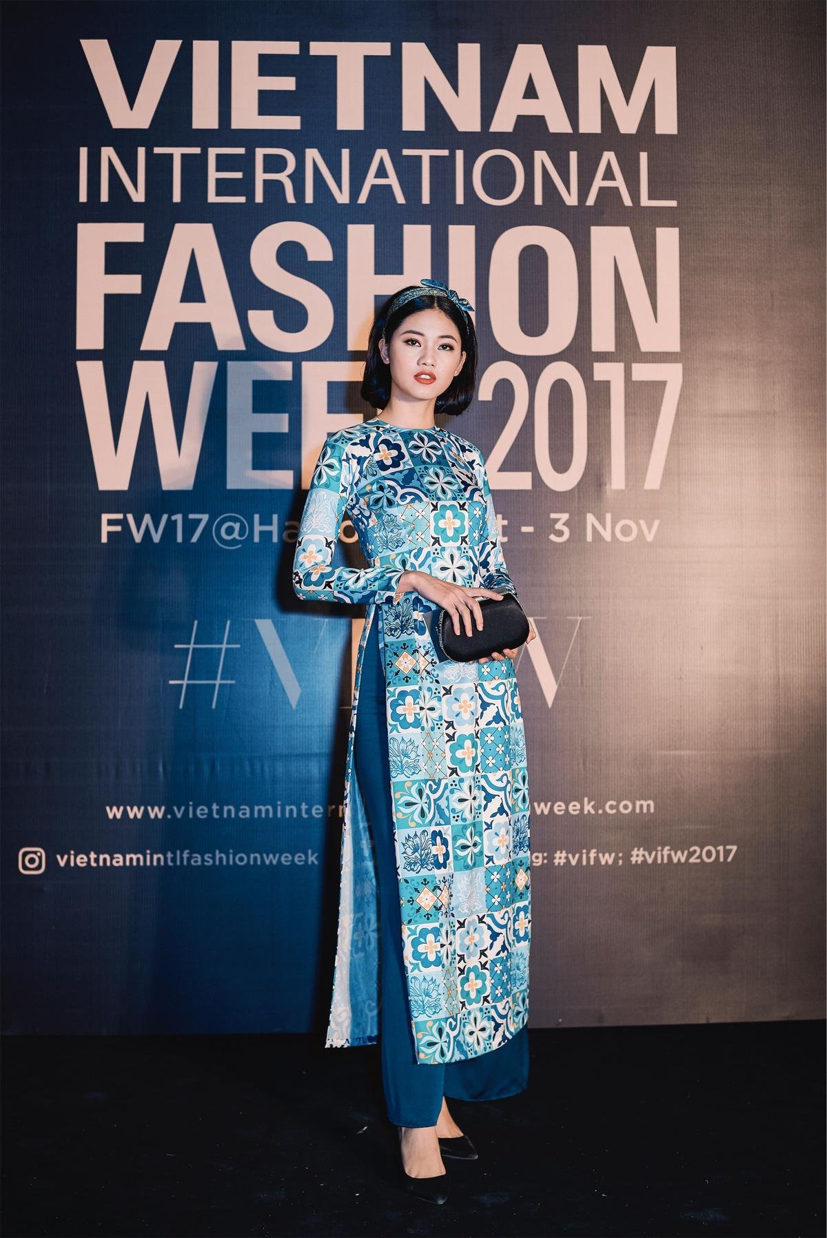 Dàn sao Việt xúng xính áo dài hoạ tiết, đua nhau nổi bật trên thảm đỏ ngày thứ 2 VIFW 2017 Ảnh 1