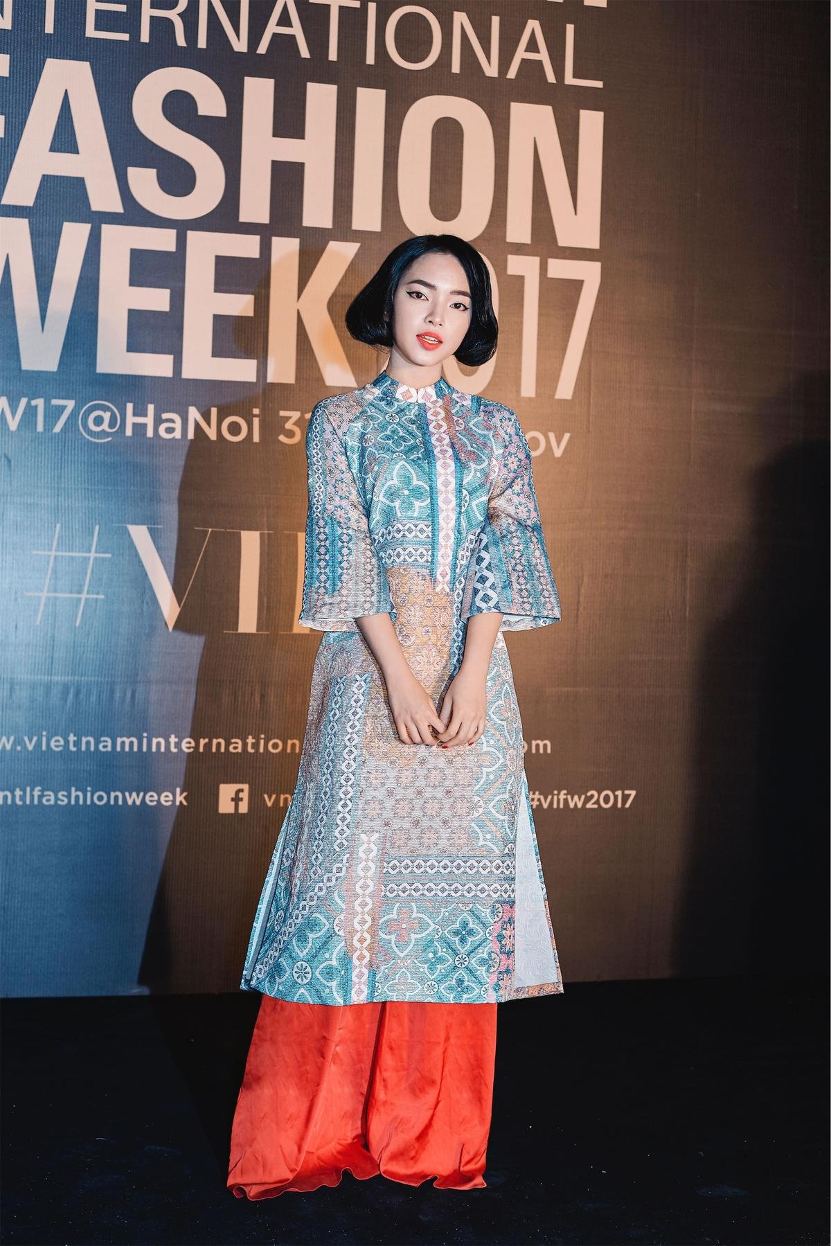 Dàn sao Việt xúng xính áo dài hoạ tiết, đua nhau nổi bật trên thảm đỏ ngày thứ 2 VIFW 2017 Ảnh 5