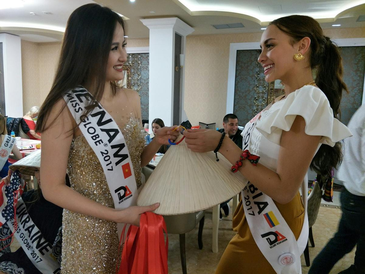 Khánh Ngân tự tay tặng nón lá Việt Nam cho thí sinh Miss Globe 2017 Ảnh 1