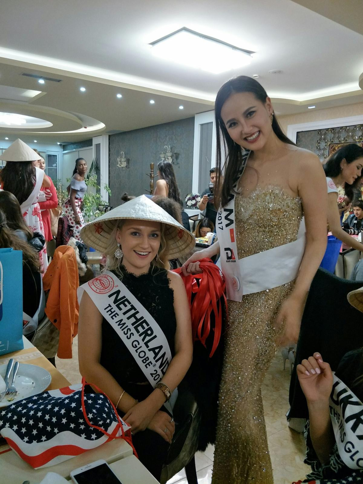 Khánh Ngân tự tay tặng nón lá Việt Nam cho thí sinh Miss Globe 2017 Ảnh 3