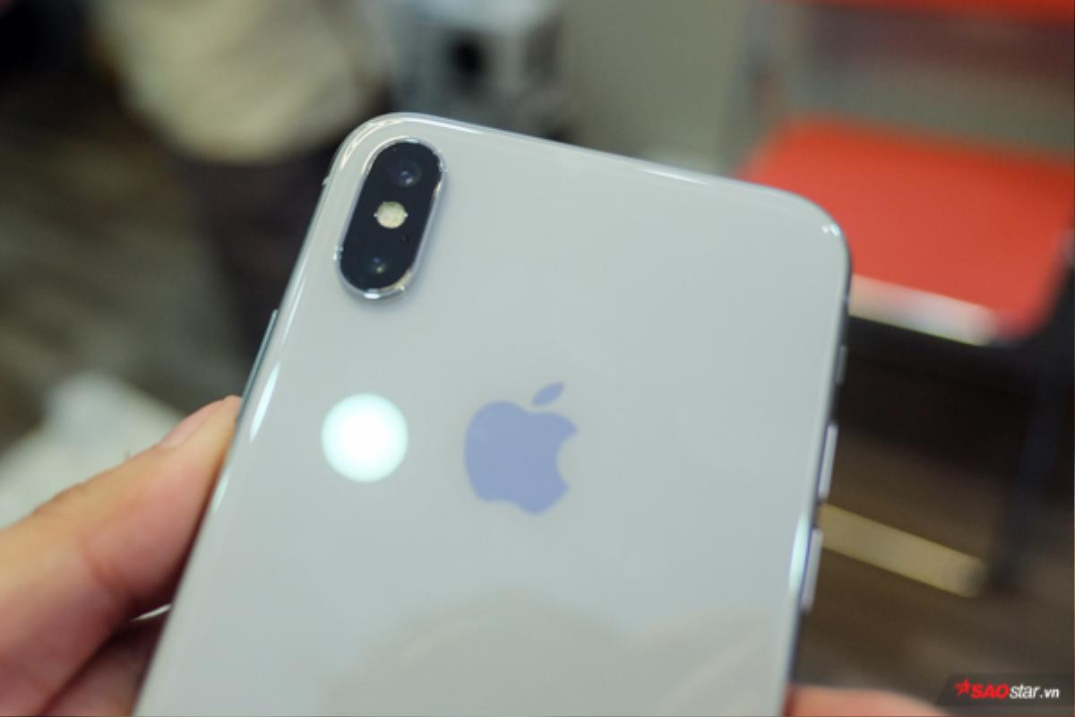 Cận cảnh iPhone X đầu tiên tại Việt Nam: Đẹp tuyệt vời nhưng giá tới 68 triệu đồng Ảnh 11