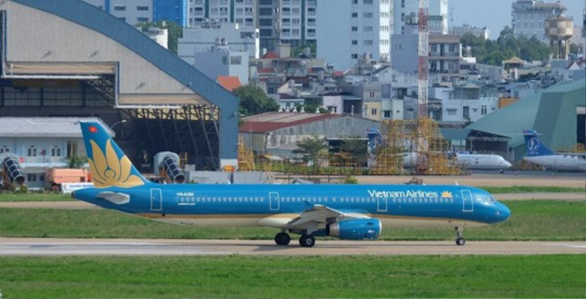 Máy bay Vietnam Airlines hạ cánh khẩn cấp, cứu mạng 2 hành khách Ảnh 1