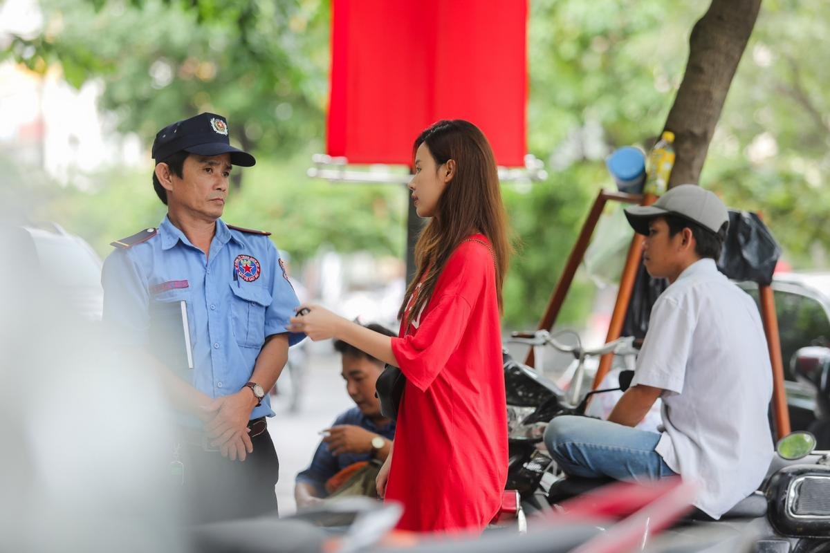 Midu xuất hiện lẻ loi tại khu vui chơi giải trí giữa những ồn ào  Ảnh 2