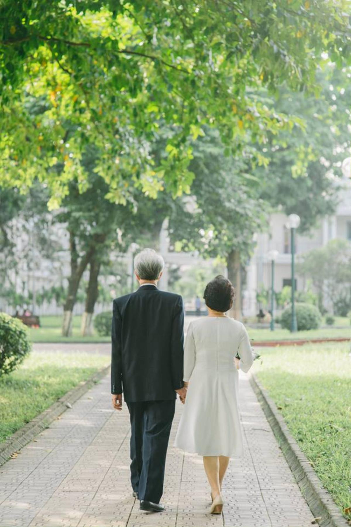 'Mẹ buồn vì chưa được khoác váy cưới bao giờ' và con trai đã làm ngay điều này tặng bố mẹ! Ảnh 13