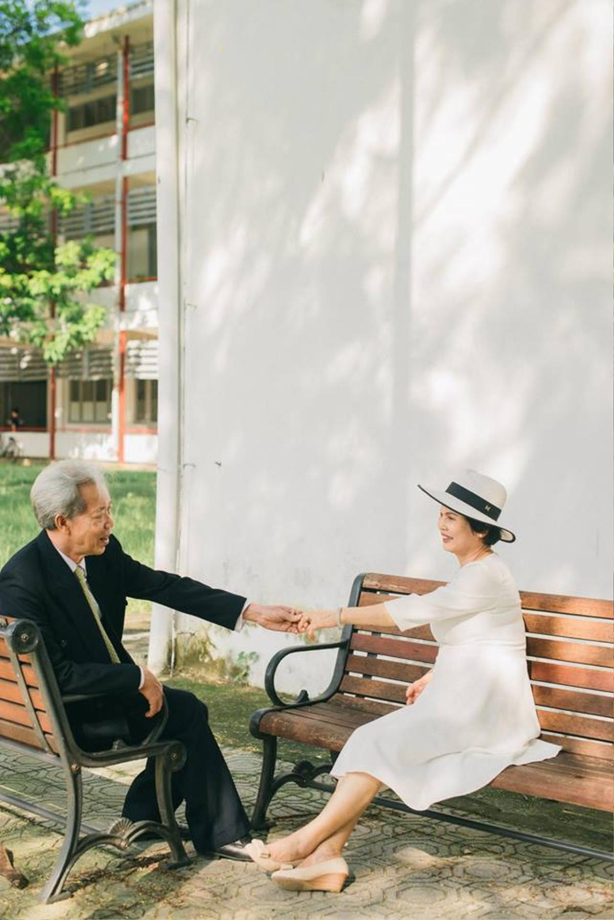 'Mẹ buồn vì chưa được khoác váy cưới bao giờ' và con trai đã làm ngay điều này tặng bố mẹ! Ảnh 11