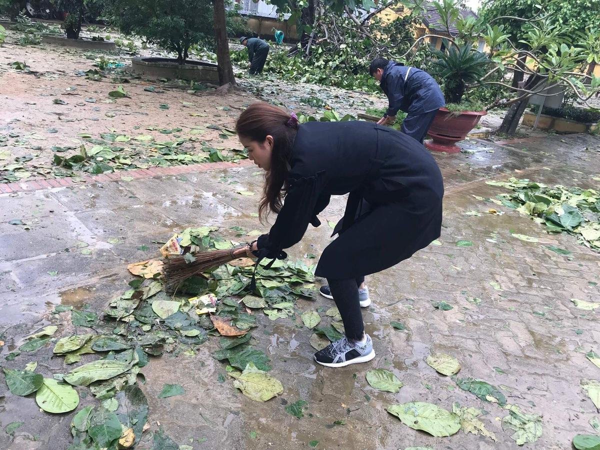 Hoa hậu Phạm Hương thăm hỏi cư dân vùng bão lũ, không ngần ngại quét dọn giúp mọi người Ảnh 1