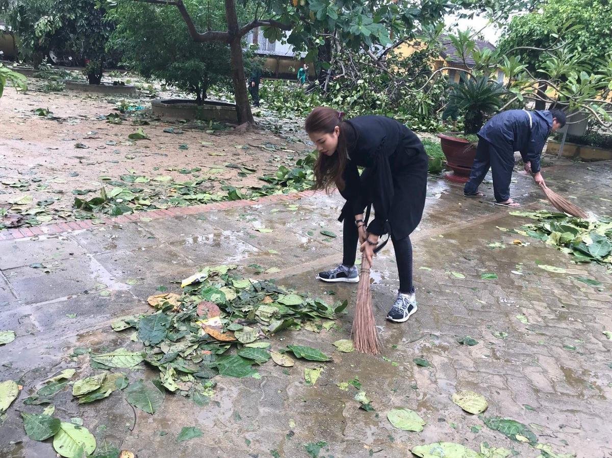 Hoa hậu Phạm Hương thăm hỏi cư dân vùng bão lũ, không ngần ngại quét dọn giúp mọi người Ảnh 2