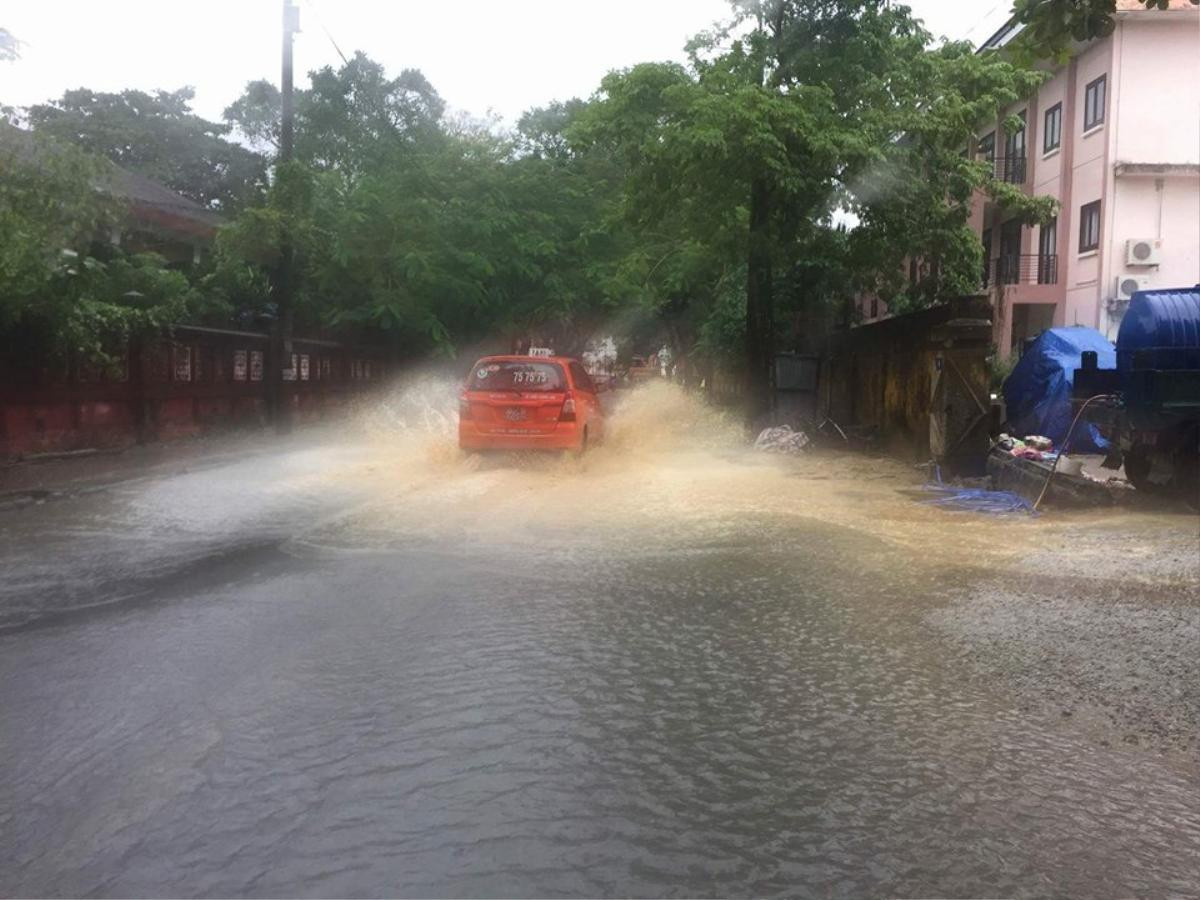 Lũ lên cực nhanh, Thừa Thiên - Huế, Quảng Nam chìm trong biển nước Ảnh 2