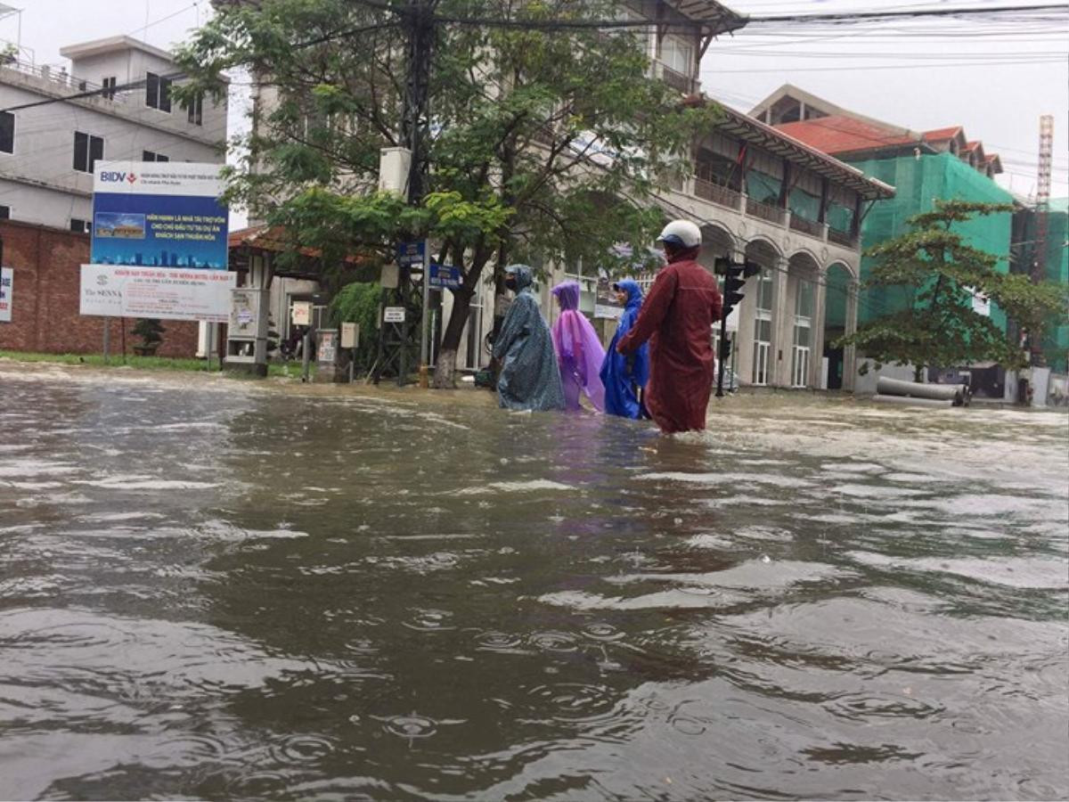 Lũ lên cực nhanh, Thừa Thiên - Huế, Quảng Nam chìm trong biển nước Ảnh 4