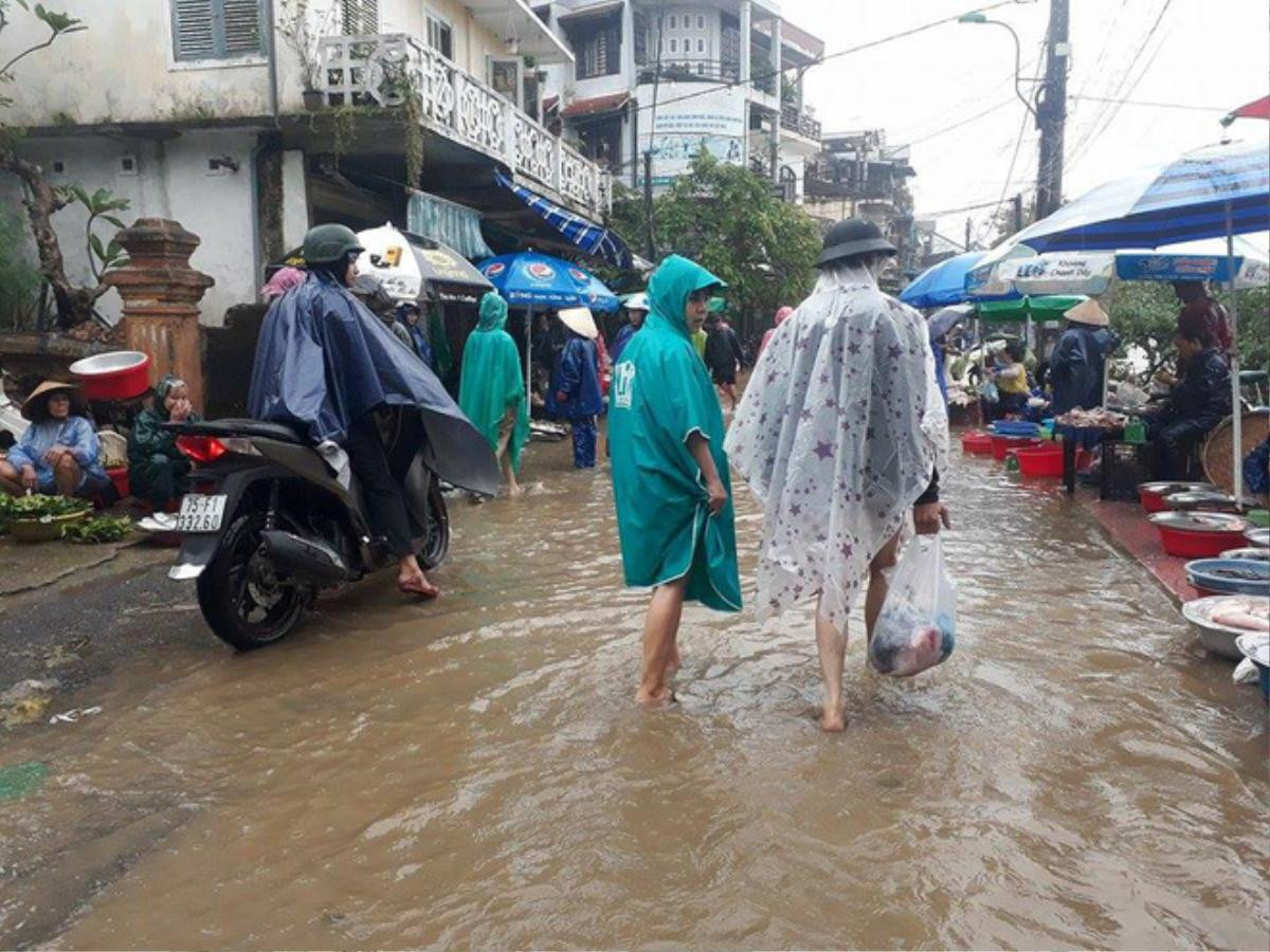 Lũ lên cực nhanh, Thừa Thiên - Huế, Quảng Nam chìm trong biển nước Ảnh 9