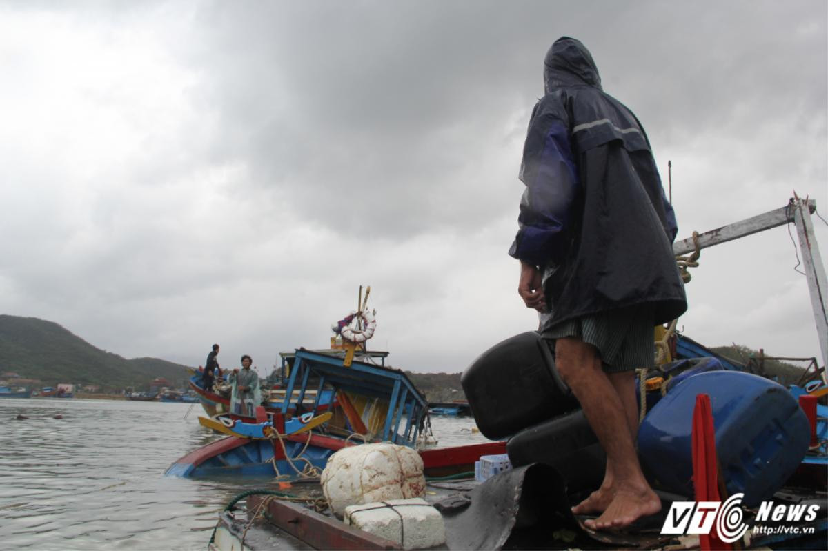 Người hùng lao ra biển cứu hơn 200 ngư dân bị lật bè trong bão số 12 Ảnh 1