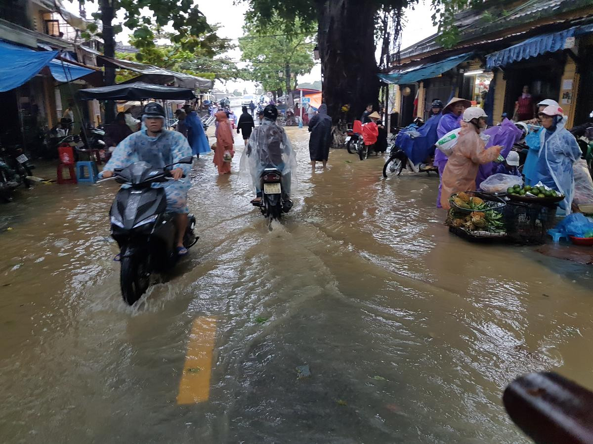 Phố cổ Hội An chìm trong biển nước, người dân dùng thuyền để đi lại Ảnh 4