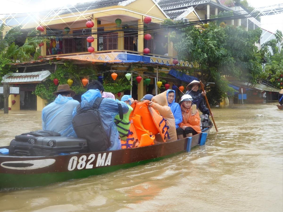 Phố cổ Hội An chìm trong biển nước, người dân dùng thuyền để đi lại Ảnh 5