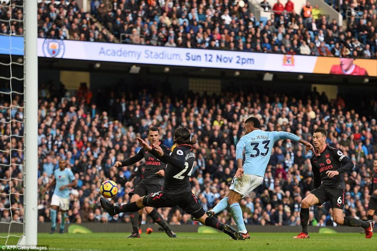 Manchester City 3-1 Arsenal: Bị trọng tài xử ép, nhưng các “pháo thủ” quên bài học vỡ lòng Ảnh 1