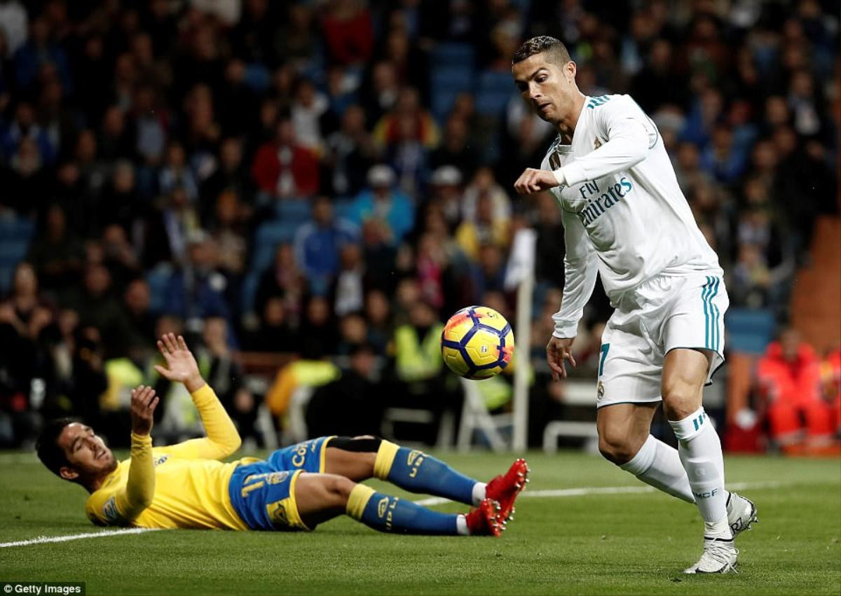 Ức chế vì tịt ngòi, Ronaldo mặt lạnh 'như tiền' khi Isco ghi bàn Ảnh 1