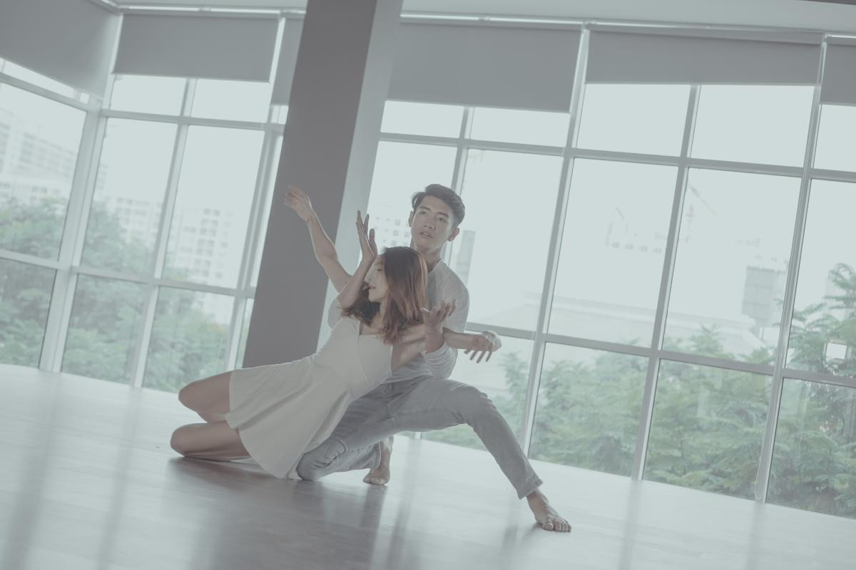 Quang Đăng tình tứ bên bạn diễn nữ trong 'Em gái mưa' phiên bản dance Ảnh 2