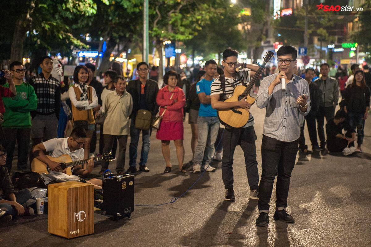 Không chen lấn xô bồ, có một nơi ở Hà Nội người ta vẫn thư thả lắng nghe âm nhạc đường phố Ảnh 6