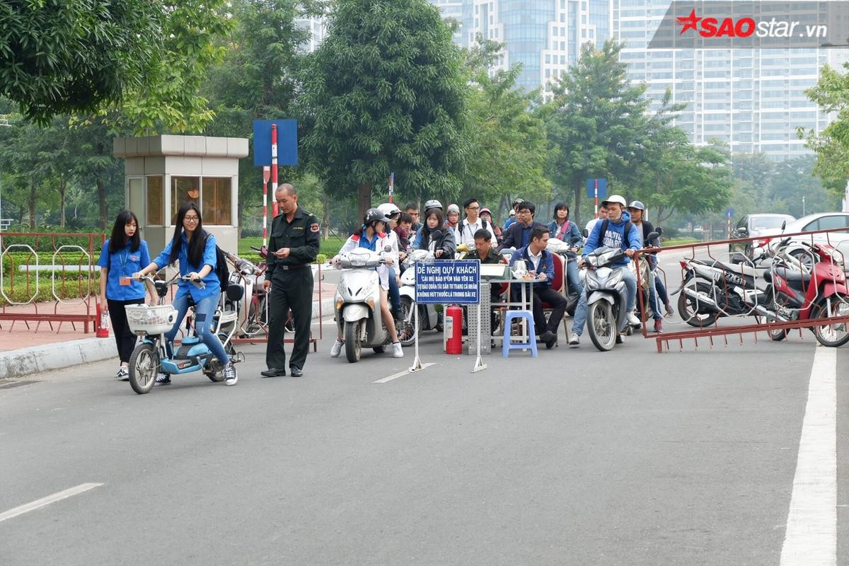 Hàng nghìn bạn trẻ xếp hàng chờ nghe tỷ phú Jack Ma trò chuyện Ảnh 6